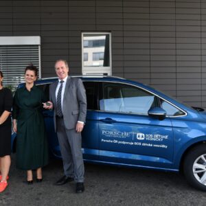 SOS dětské vesničky převzaly od Porsche Česká republika flotilu vozů Volkswagen Touran